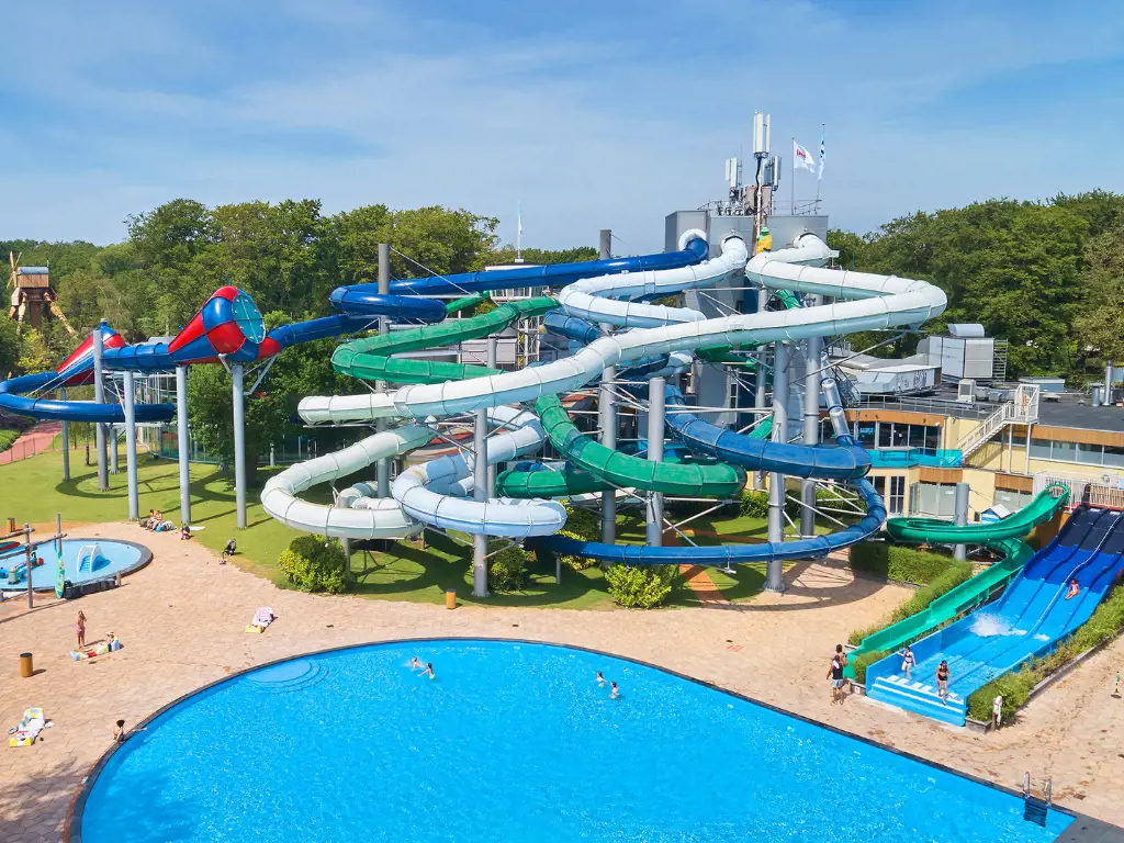 Een camping bij een vet attractie- en waterpark. Leuk voor iedere tiener.