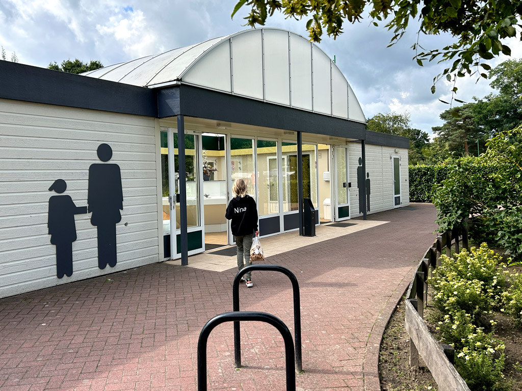 Het sanitairgebouw op Kampeerplekken op Ardoer Camping de Heldense Bossen