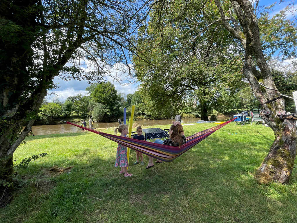 Een heerlijk plekje aan het water op de camping