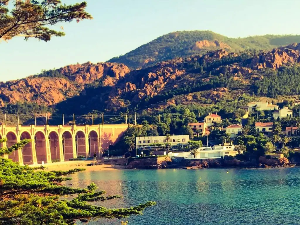 Vlakbij het strand en de badplaats Saint-Raphael