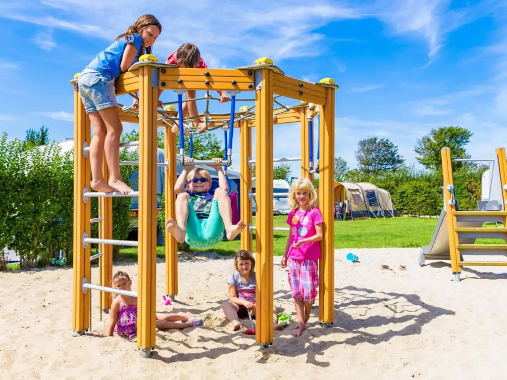 Vermaak voor jong en oud op deze camper camping