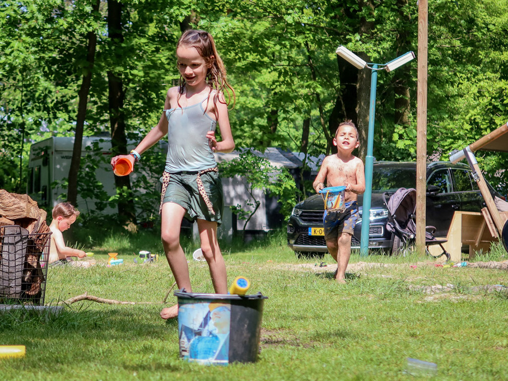 Die kunnen wel een camping douche gebruiken!