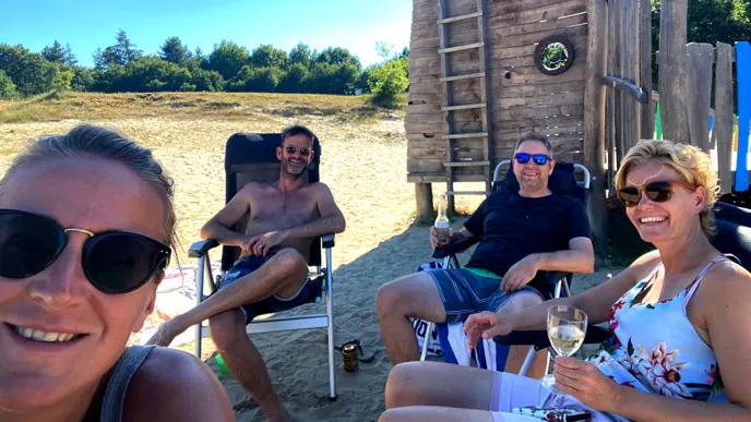 Met de billen bloot