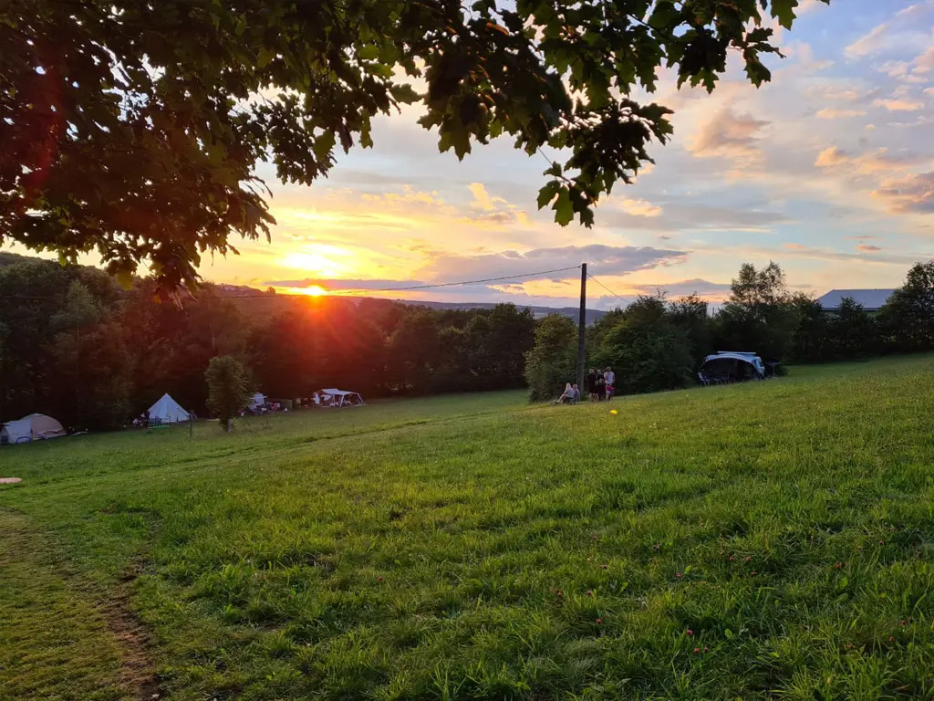 Favoriet plekje in de avond is de kampvuurplaats op deze kleine camping in Frankrijk