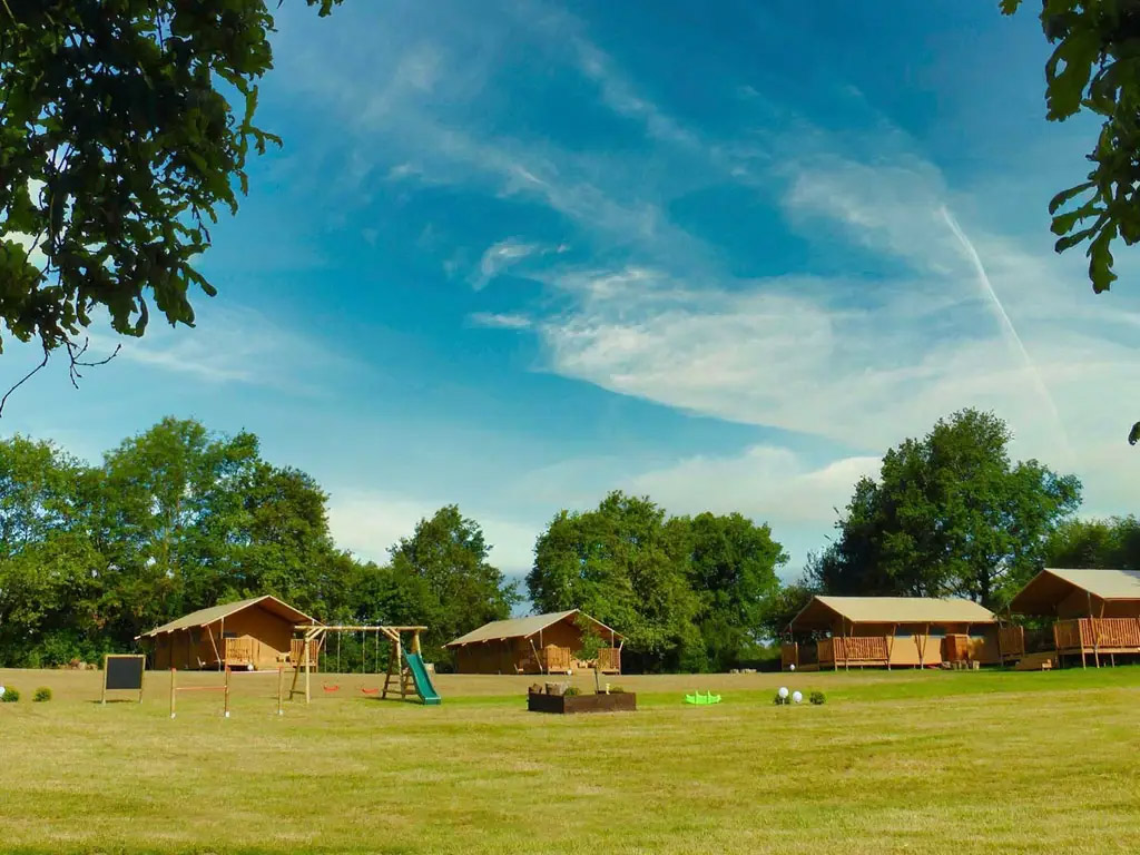Kleinschalig vakantiedomein met zwembad in de Auvergne