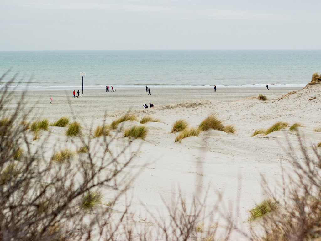 Uitwaaien op het strand van Hoek van Holland - Foto: Micheile Henderson
