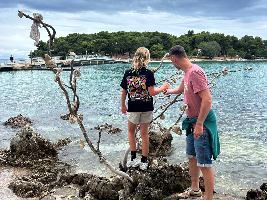 De prachtig heldere zee in Kroatië
