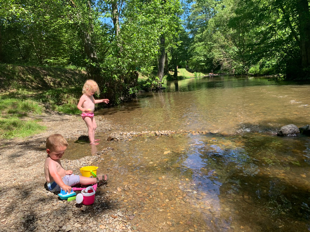 Kinderen spelen in een rivier