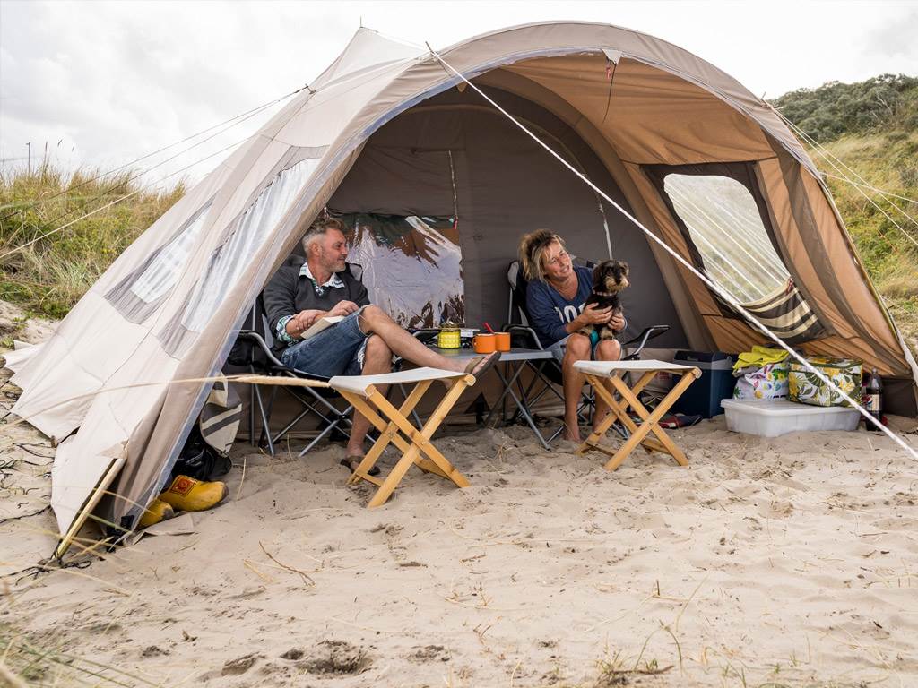 Kamperen tussen de duinen. Het kan op Camping Kogelstrand op Texel.