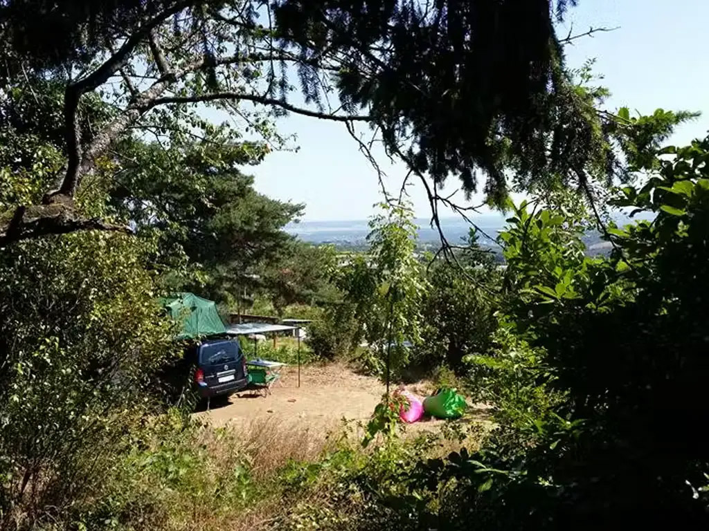 Kamperen op deze kleine franse camping voelt aan als wildkamperen