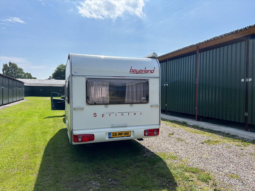Je caravan naar d stalling brengen