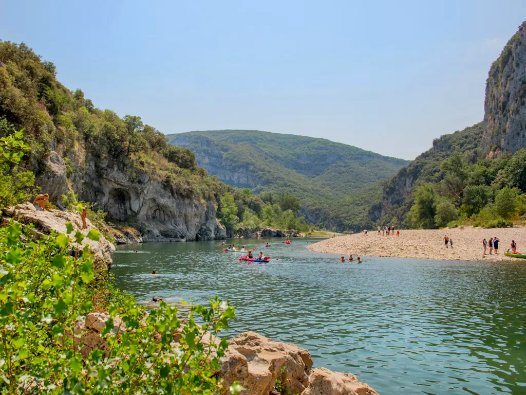 Kamperen op een franse camping met uitzicht over de Ardèche