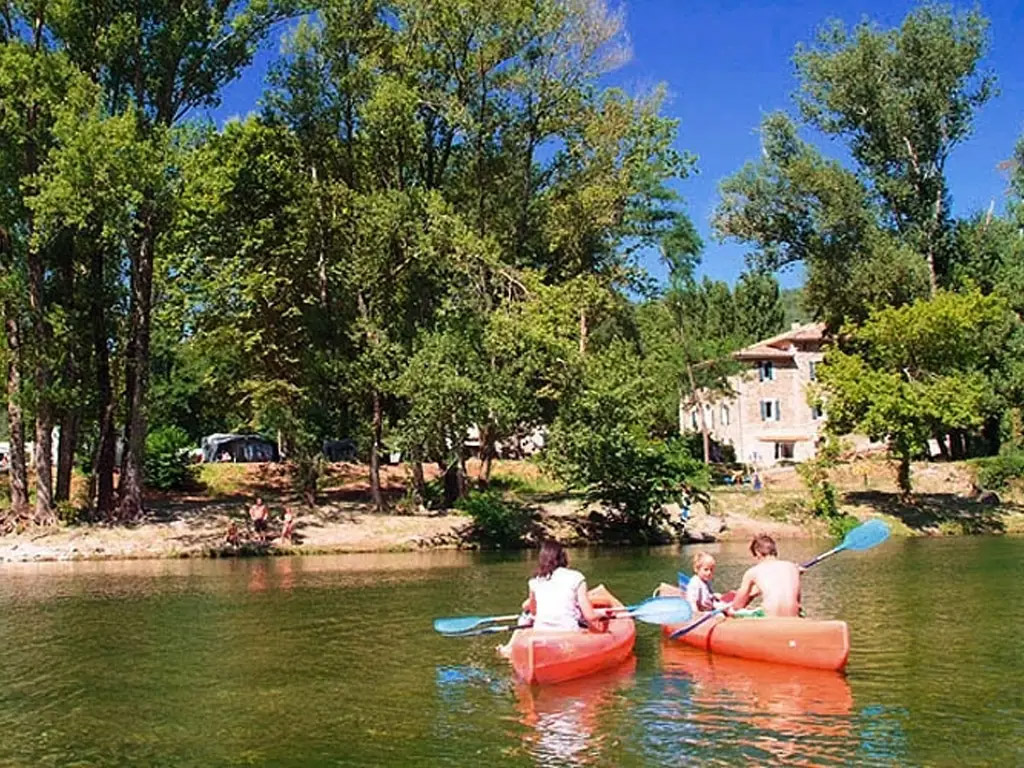 Een Franse camping met prachtig uitzicht over bergen en rivier