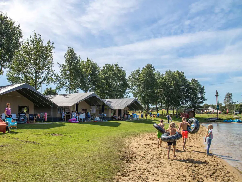 Camping en vakantiepark met tiener-entertainers