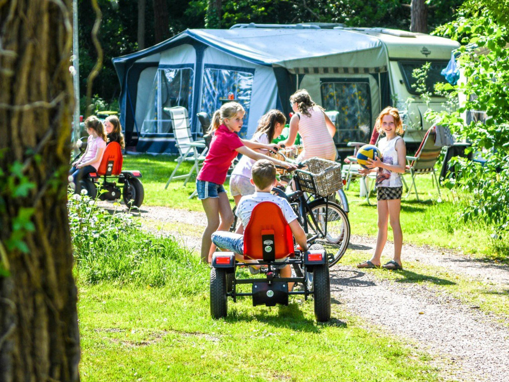 Voor vermaak hoef je de camping niet af