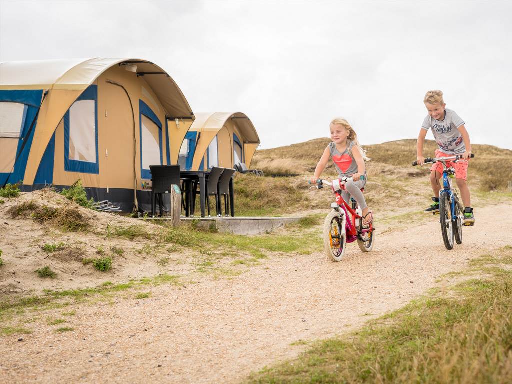 Kamperen midden in de duinen. Hoe gaaf is dat!