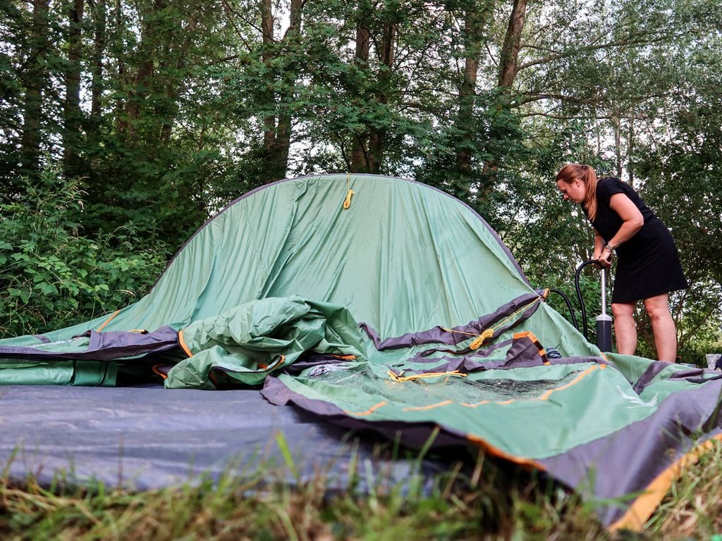 Het opzetten van de Arco 300 Air Tunneltent