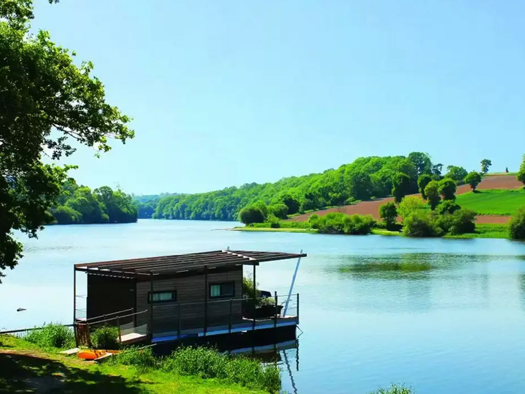 Franse camping met de mogelijkheid om te vissen aan en mooie meer