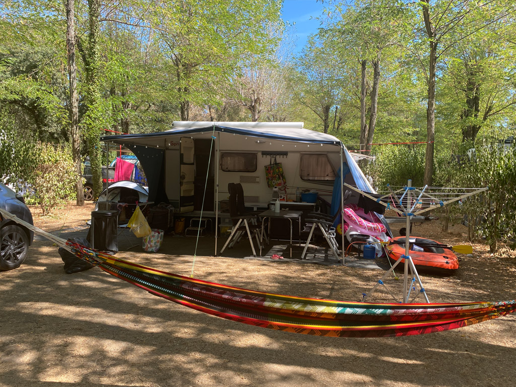 Op de camping ruim ik altijd minder op