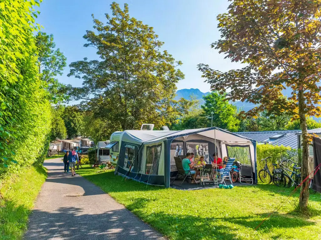 FOTO - Ook op je ligbedje bij het zwembad is het uitzicht rondom prachtig