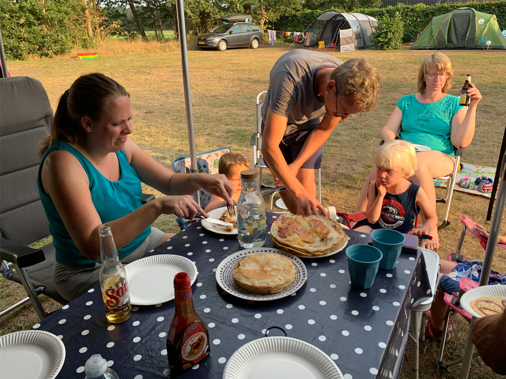 Pannenkoeken eten op de camping