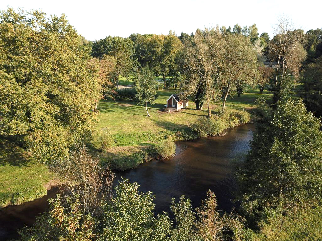 Groene en parkachtige camping in zacht glooiend landschap