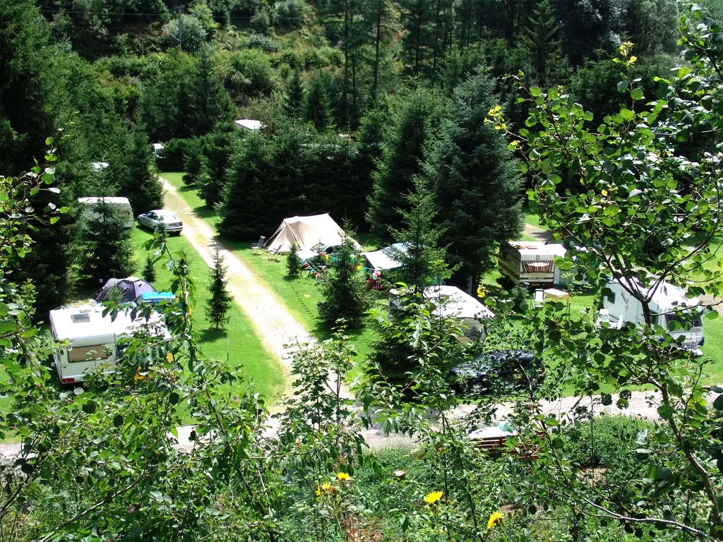 Verfrissend biertje op het terras van deze mooie camping in luxemburg