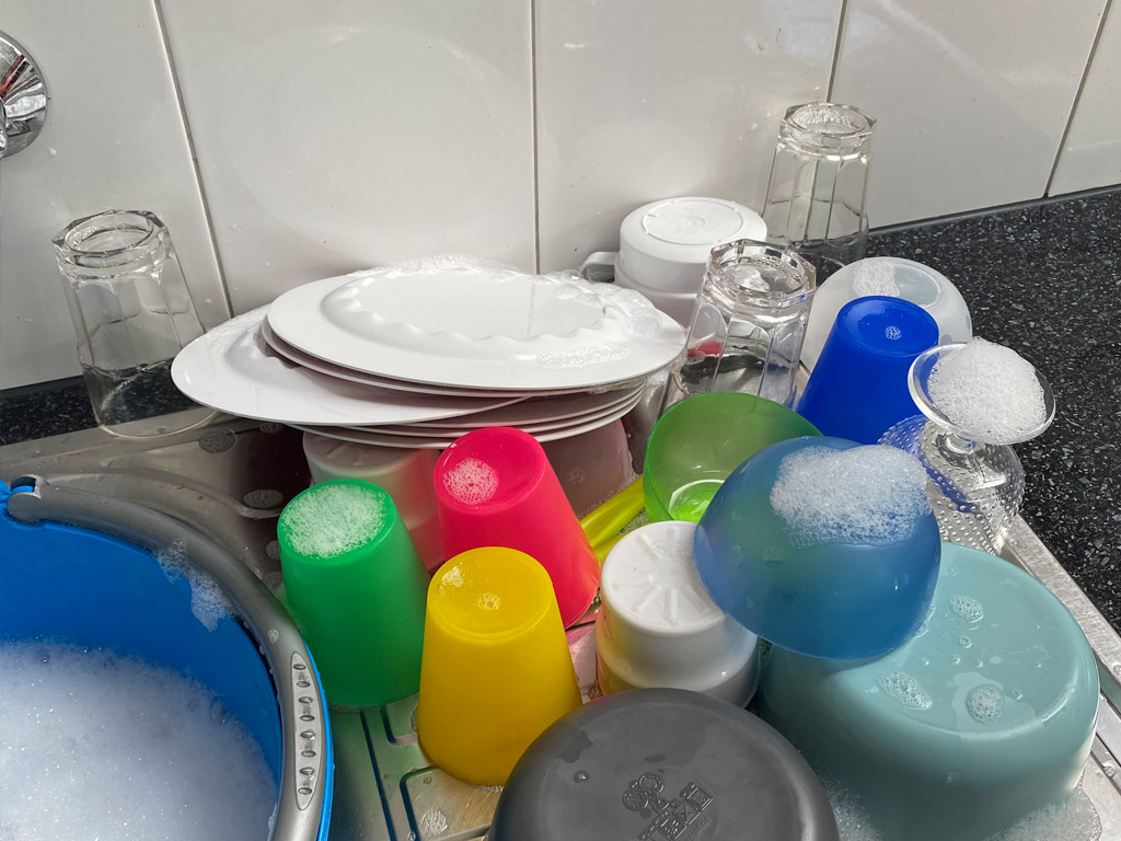 De afwas doen op tijdens het kamperen