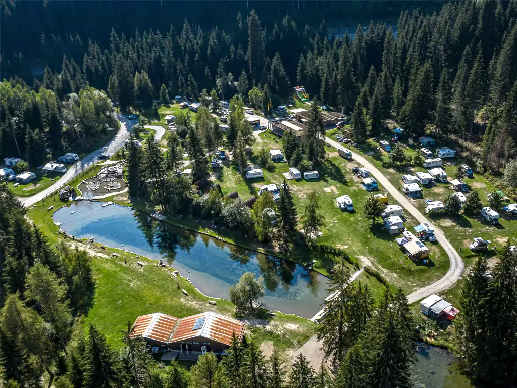 Mooie camping in Zwitserland met grote speel- en zwemvijver