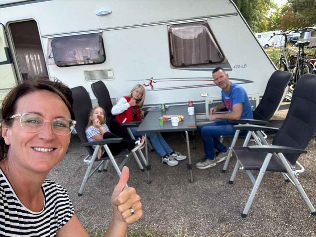 Onderweg naar Frankrijk bijkomen op een overnachtingscamping