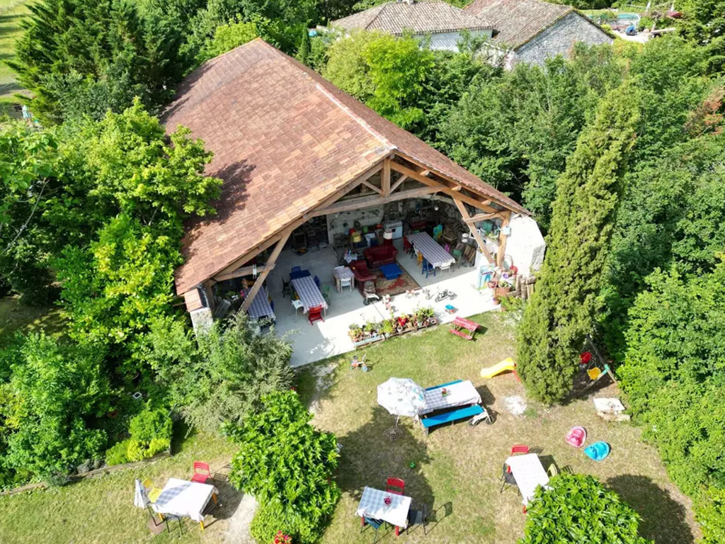 Er wachten Gites, safaritenten en ruime kampeerplaatsen op je op deze franse baby camping