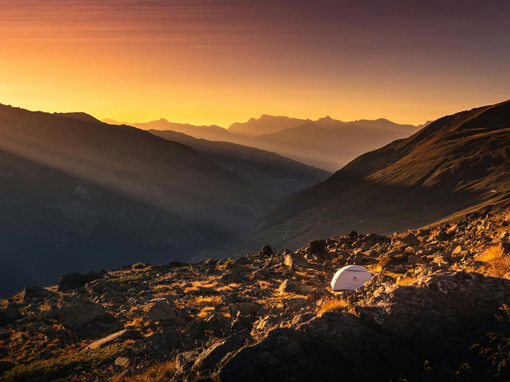 Geniet van de mooie natuur als je gaat kamperen in de Zwitserse alpen
