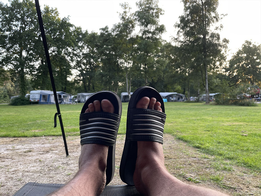 Badslippers op de camping