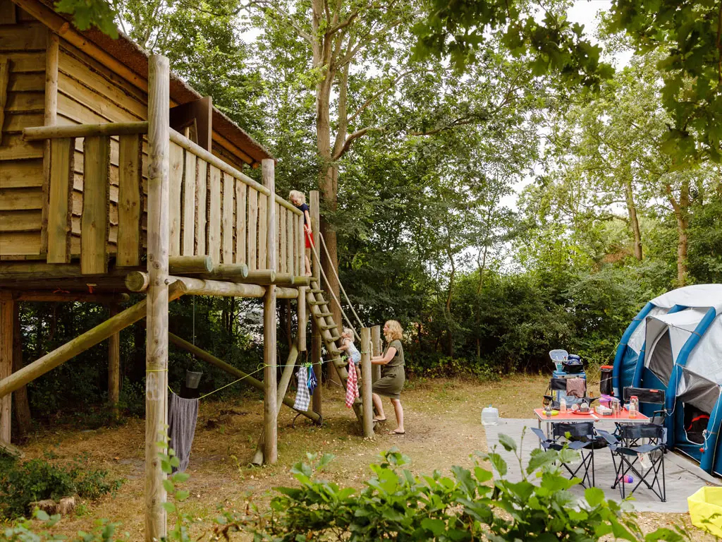 Indoor speelparadijs met thema sterren en planeten