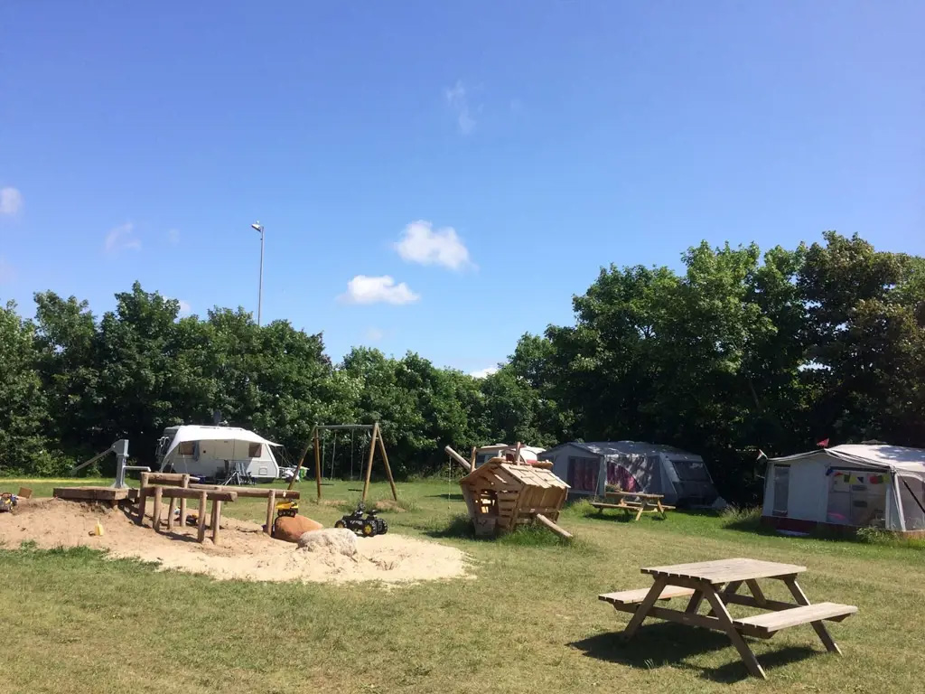 Gelegen in een duinvallei vlakbij het strand