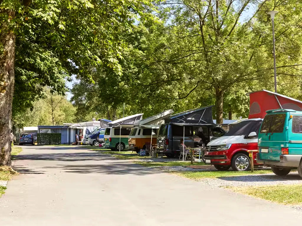 Stadscamping bij Luzern naast een groot openbaar strandbad in Zwitserland