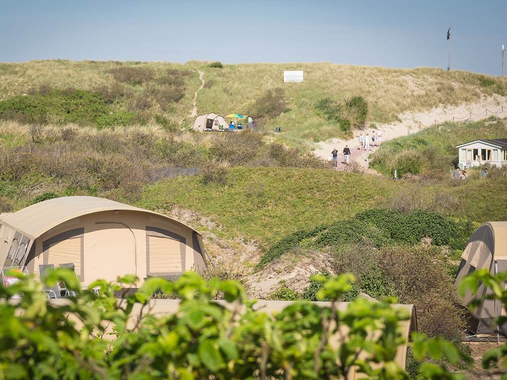 Kamperen tussen de duinen. Hou jij van de zee dan moet je dit meemaken!