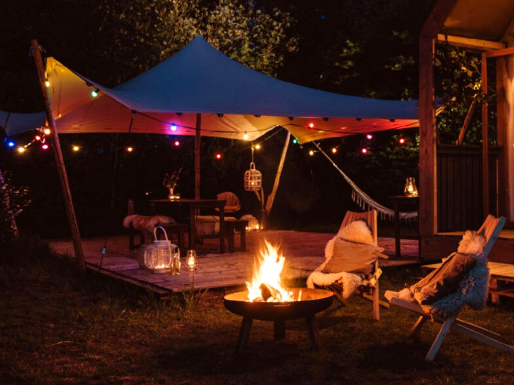 Pop up camping: de kampeertrend in tijden van corona Kampvuur op Nederlandse kampeerterreinen Campingtrend