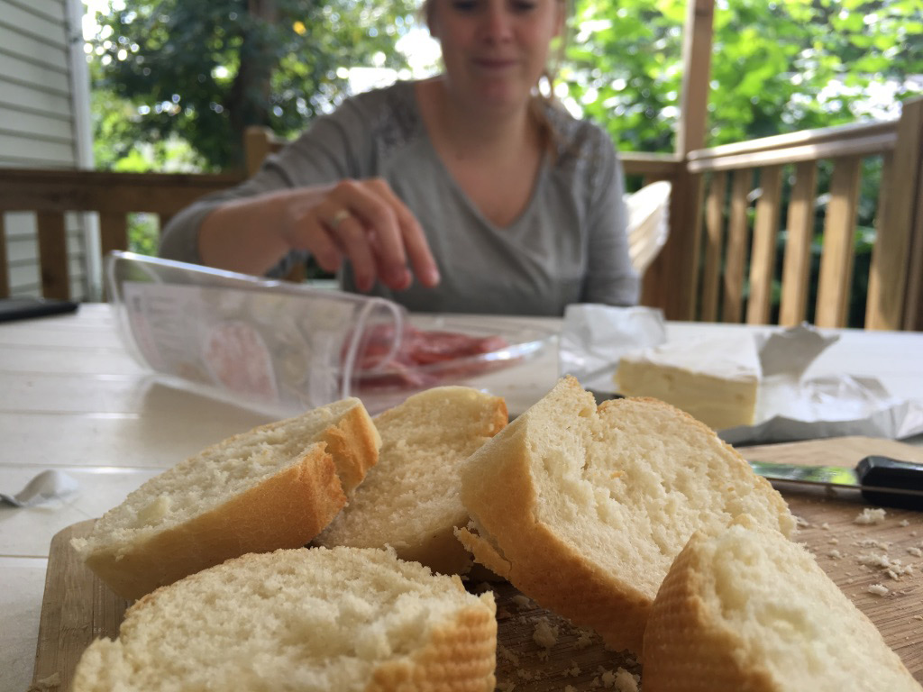 Stokbrood eten op de camping