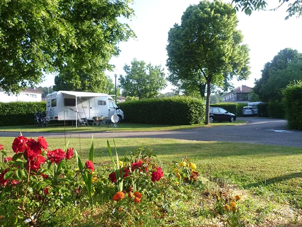 Deze knusse groene, parkachtige overnachtingscamping ligt net buiten het kuuroord Vittel