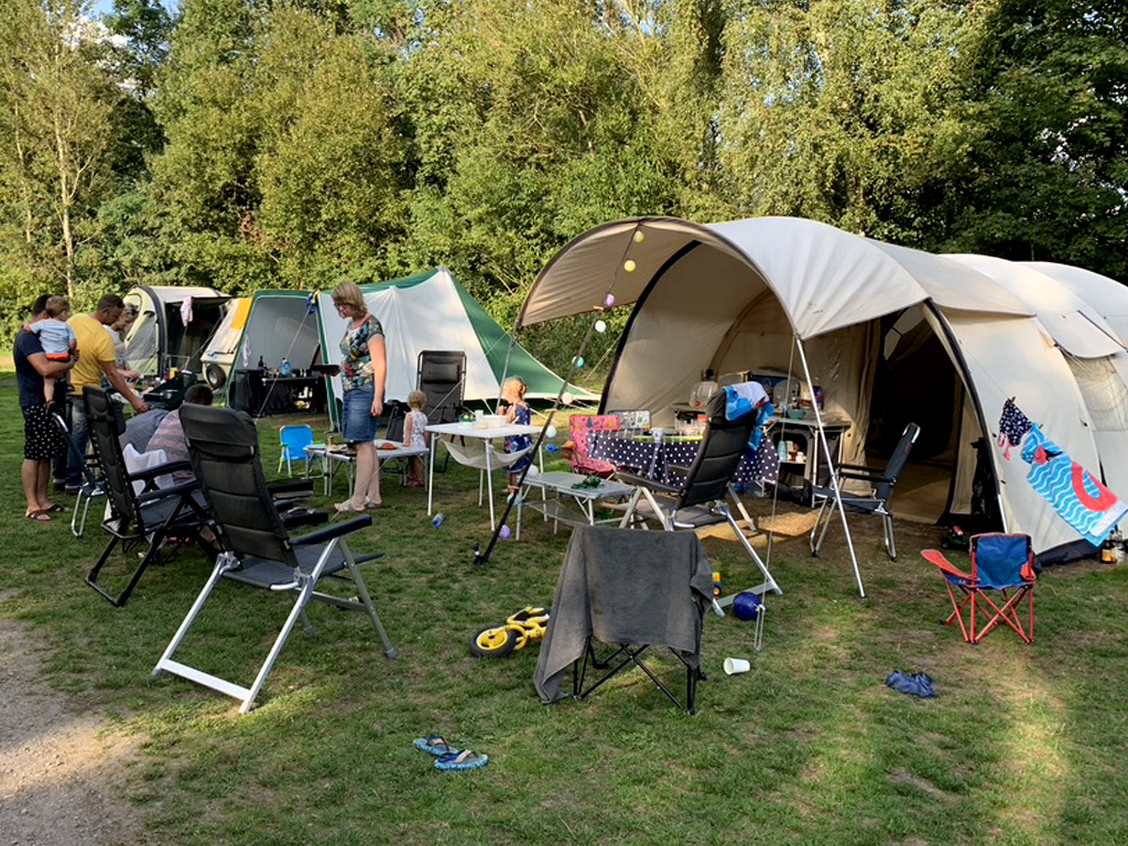 Grote familie op de camping