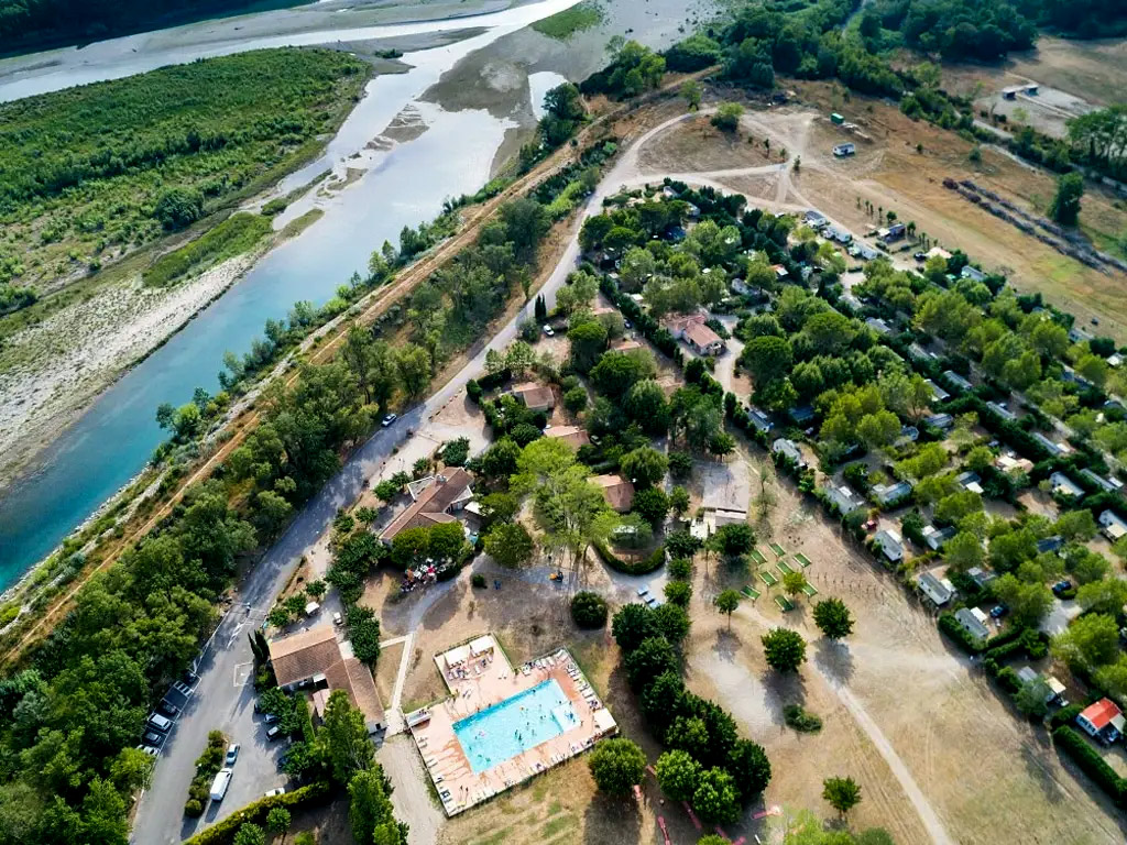 Een franse camping, gelegen aan de rivier de Durance