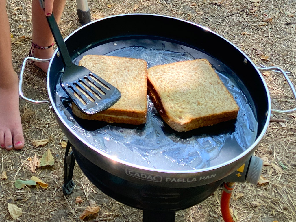Koken op een sköttelbraai op de camping