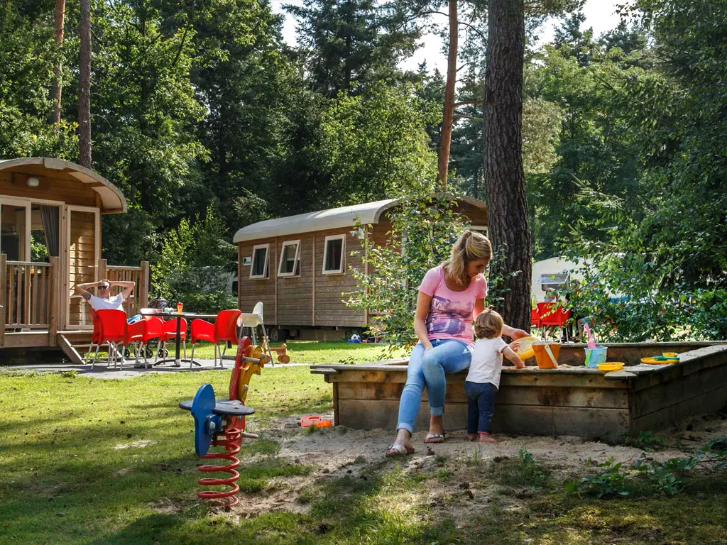 Op deze mooie camping is altijd een speeltoestel in de buurt