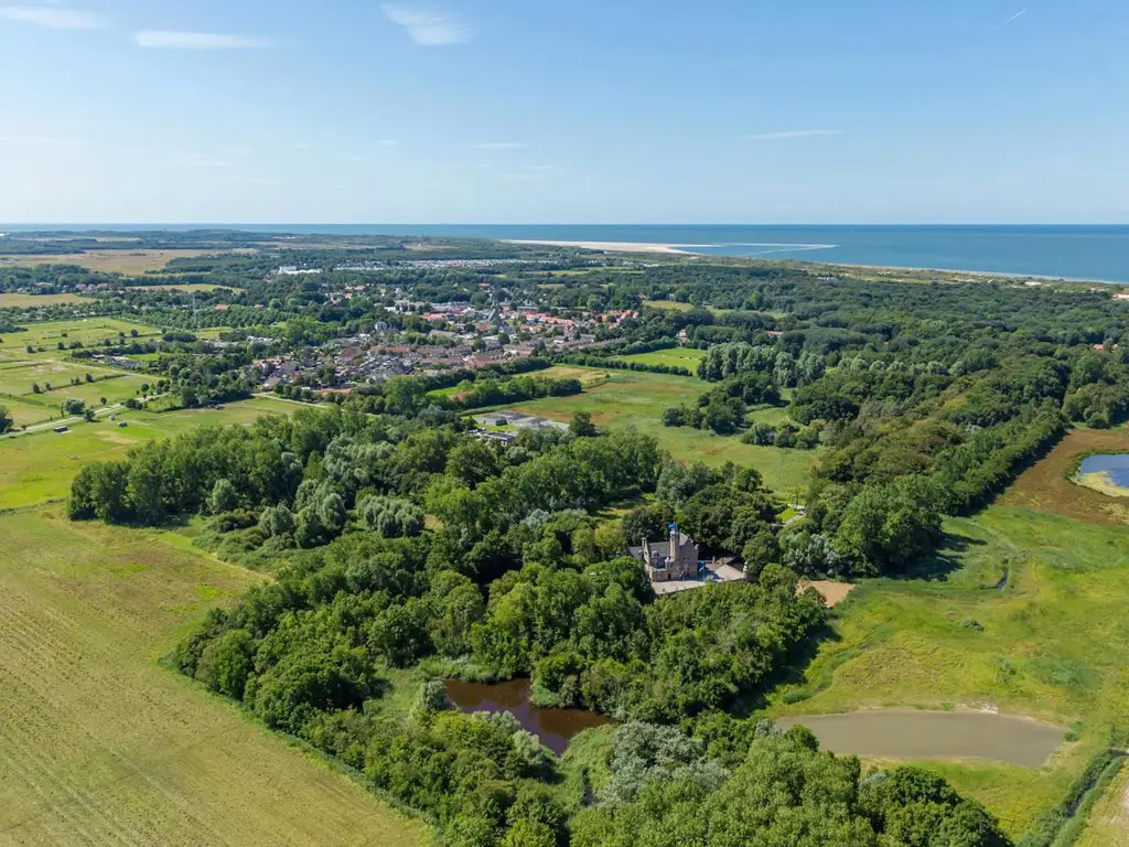 Te voet richting het Noordzeestrand op deze mooie camping