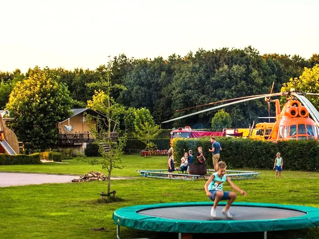 Overnacht in een vliegtuig, brandweerauto of helikopter.