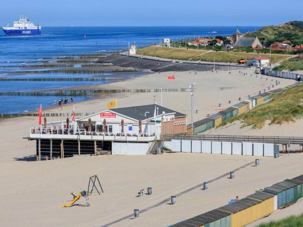 Camping de Meerpaal ligt op loopafstand van het strand en het gezellige Zoutelande.