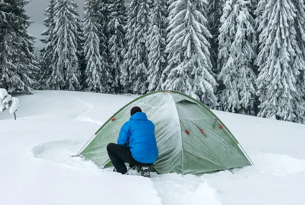 Kamperen in de winter in een tent