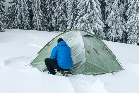 Kamperen in de winter in een tent