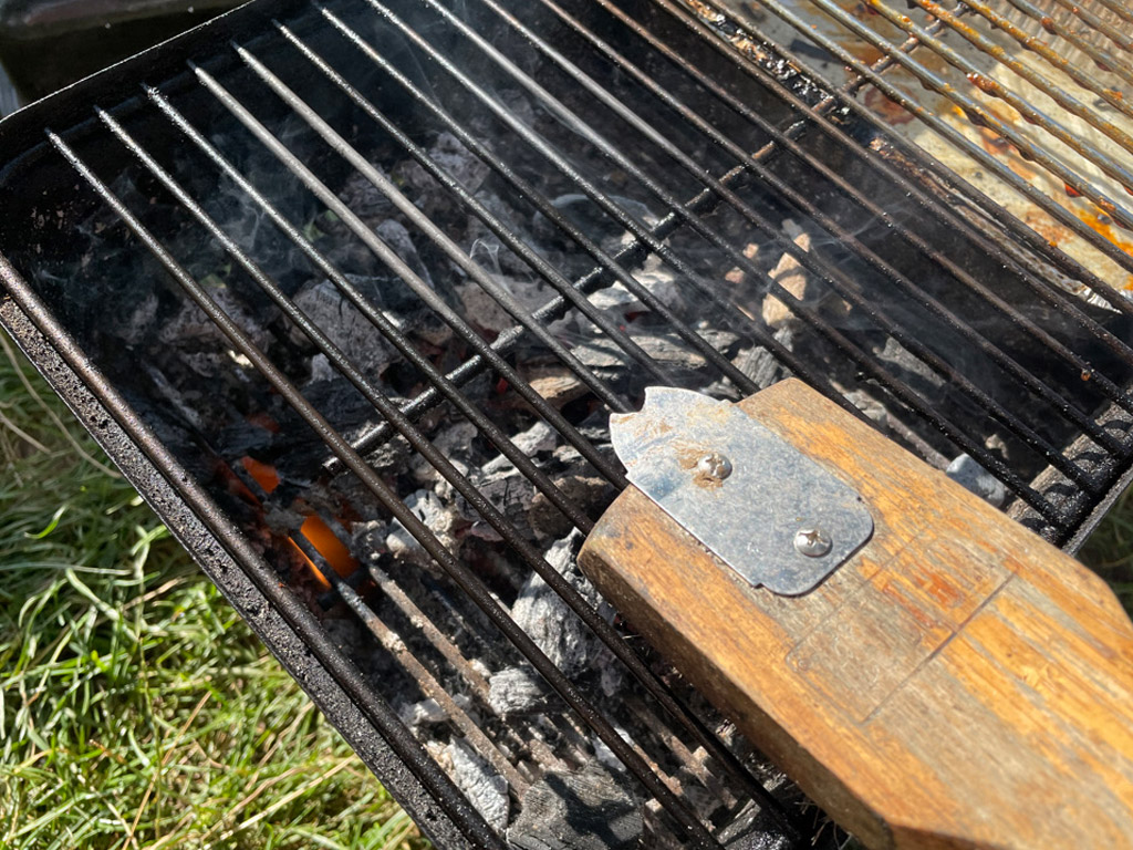 BBQ schoonmaken met een staalborstel